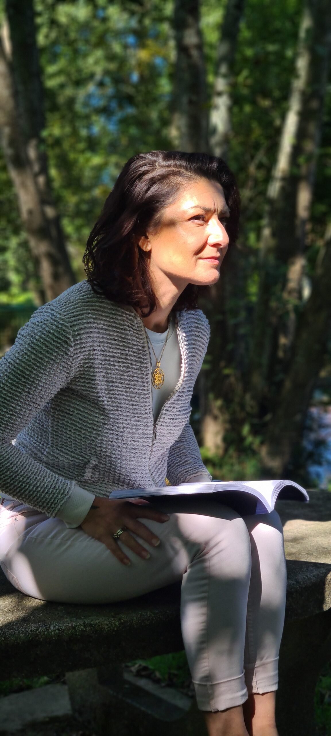 Portrait de Sophie, fondatrice d’Isha Kriya, apaisée et entourée d’éléments naturels, incarnant l’énergie bienveillante et apaisante de son univers holistique.
