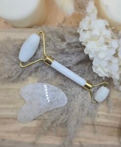 Coffret Pureté et Éclat avec rouleau de jade blanc et gua sha en cristal de roche, idéal pour une peau éclatante et purifiée.