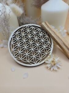 Coffret Mon Petit Kit de Nettoyage Sacré avec une Fleur de Vie en bois et un bâton de Palo Santo, idéal pour purifier et énergiser l’espace.