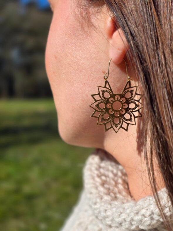 Boucles d’oreilles en acier doré avec motif Mandala – Élégance et symbolisme