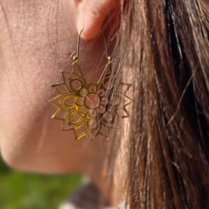Boucles d’oreilles en acier doré avec motif Mandala – Élégance et symbolisme
