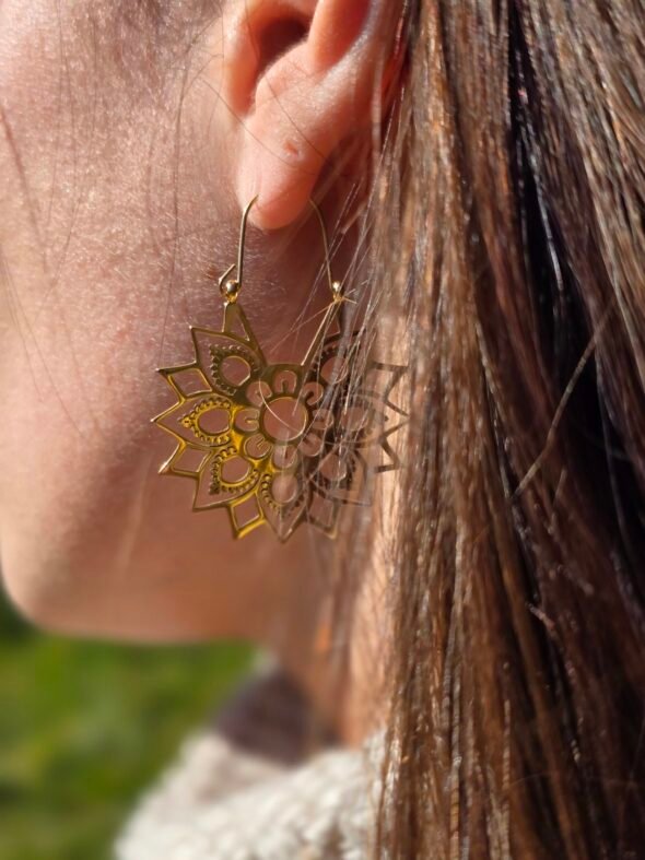 Boucles d’oreilles en acier doré avec motif Mandala – Élégance et symbolisme