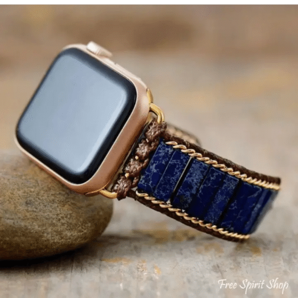 Bracelet Apple Watch artisanal en lapis-lazuli avec tissage en fil ciré et fermoir en acier inoxydable, posé sur une pierre naturelle.