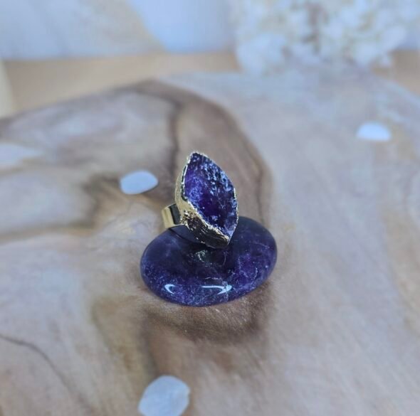 Bague ajustable dorée avec Améthyste – Élégance et sérénité