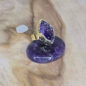 Bague ajustable dorée avec Améthyste – Élégance et sérénité