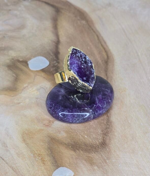 Bague ajustable dorée avec Améthyste – Élégance et sérénité