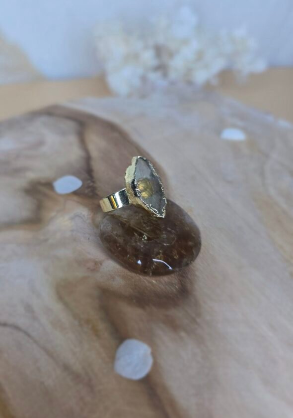 Bague ajustable en métal cuivré rhodié et Citrine – Brillance et énergie solaire