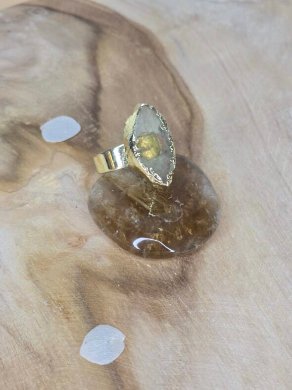 Bague ajustable en métal cuivré rhodié et Citrine – Brillance et énergie solaire