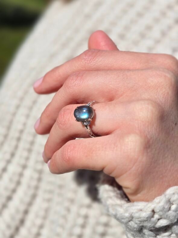 Bague ajustable en acier inoxydable argenté avec pierre de Labradorite – Protection et énergie