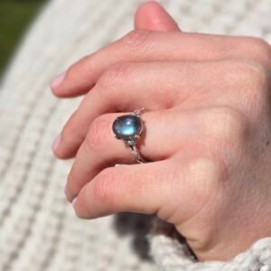 Bague ajustable en acier inoxydable argenté avec pierre de Labradorite – Protection et énergie