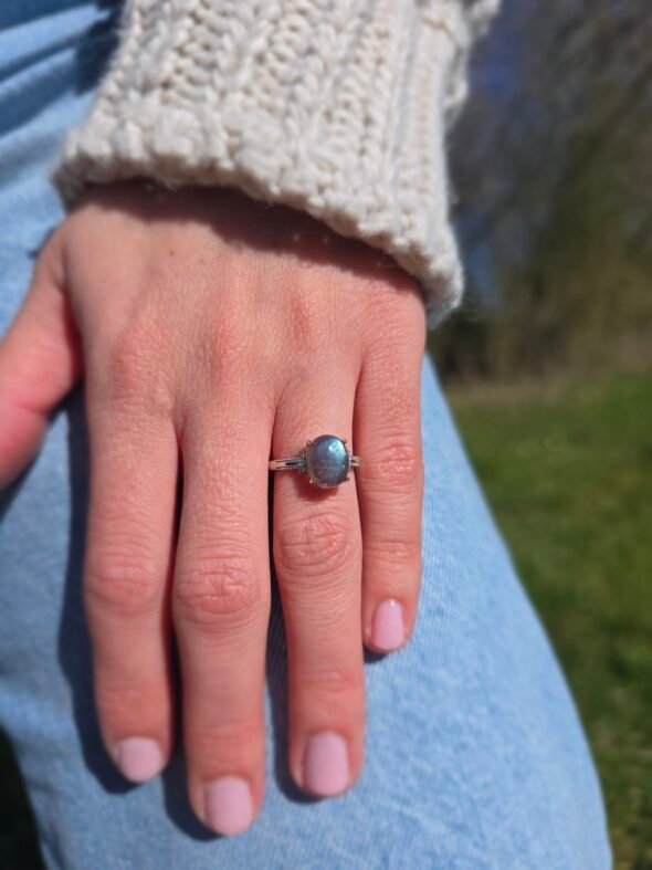 Bague ajustable en acier inoxydable argenté avec pierre de Labradorite – Protection et énergie