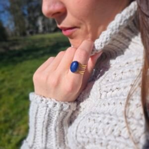 Bague ajustable en acier inoxydable doré avec Lapis-Lazuli – Élégance et sagesse