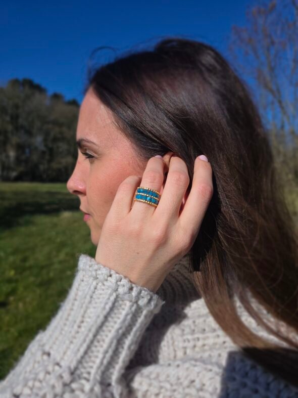 Bague ajustable en acier doré avec Apatite Bleue – Élégance et énergie apaisante