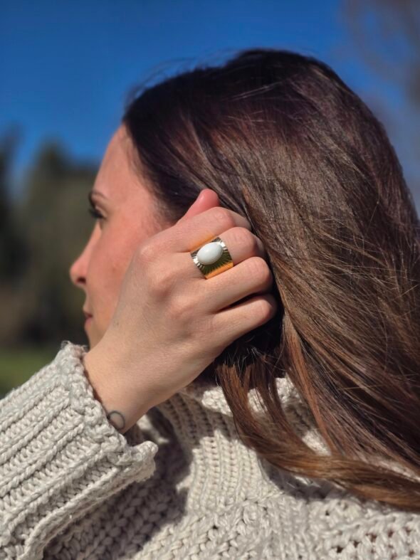 Bague Ajustable Acier Doré Émail Blanc – Image 3