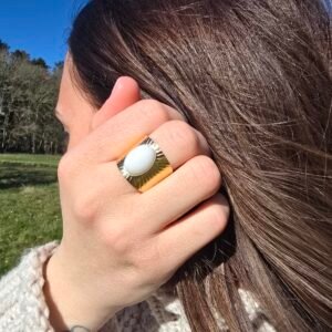 Bague ajustable en acier doré avec émail blanc – Élégance moderne et épurée