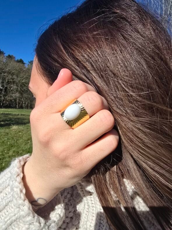 Bague ajustable en acier doré avec émail blanc – Élégance moderne et épurée
