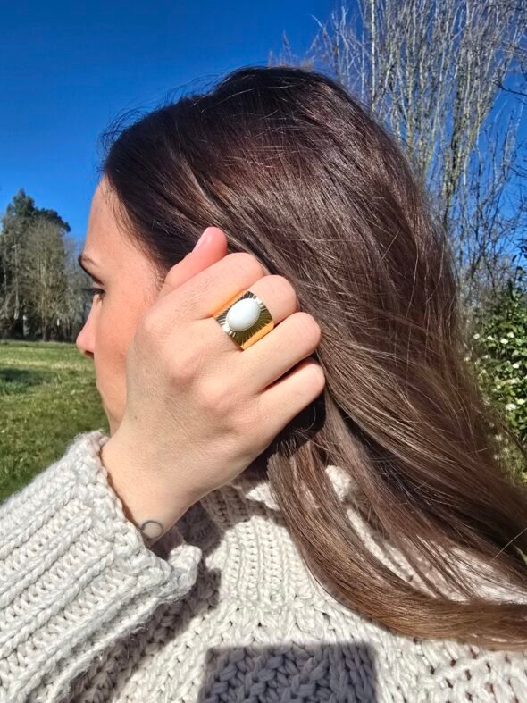 Bague Ajustable Acier Doré Émail Blanc – Image 4