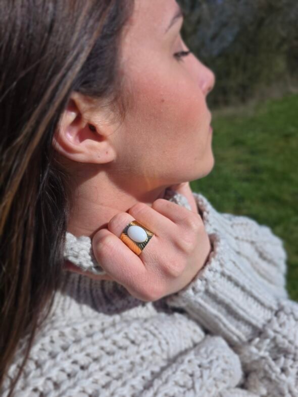 Bague ajustable en acier doré avec émail blanc – Élégance moderne et épurée
