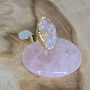 Bague ajustable dorée en Quartz Rose – Élégance douce et amour de soi