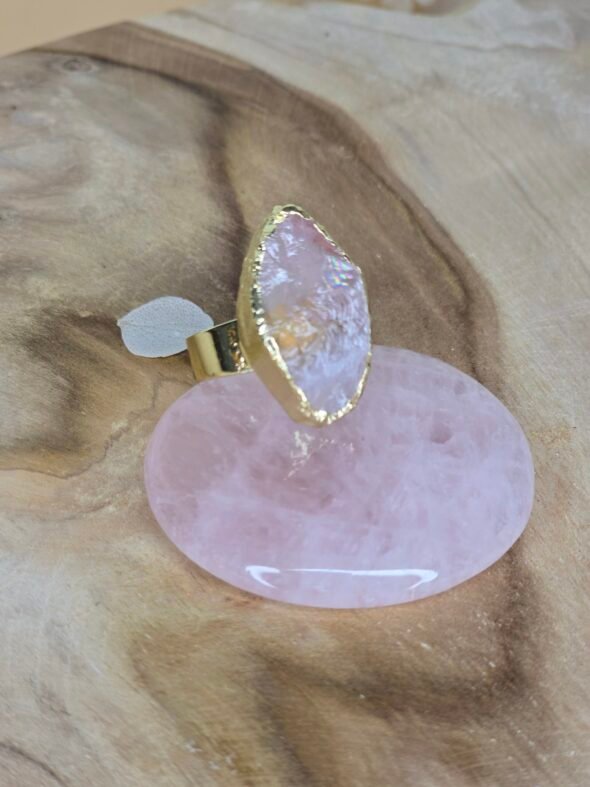 Bague ajustable dorée en Quartz Rose – Élégance douce et amour de soi