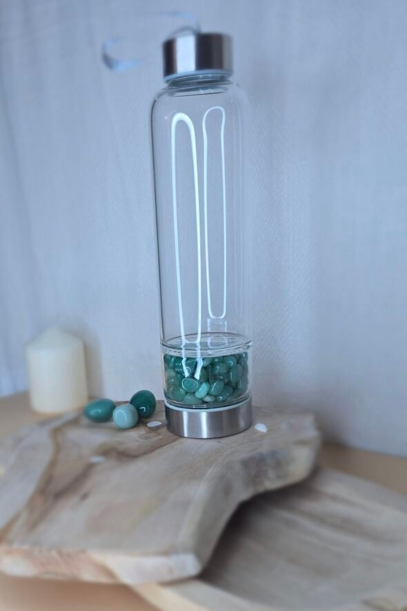 Bouteille en verre et acier inoxydable avec pierres d'aventurine verte – Équilibre et bien-être énergétique