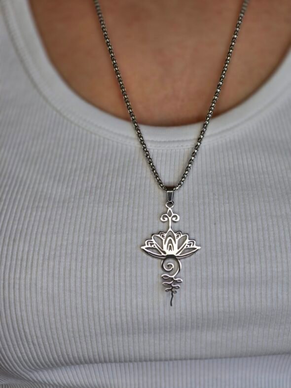 Collier en acier argenté avec symbole Unaalome et Lotus – Élégance et spiritualité