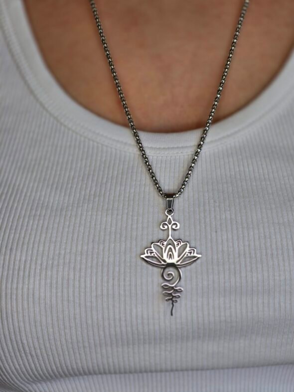 Collier en acier argenté avec symbole Unaalome et Lotus – Élégance et spiritualité