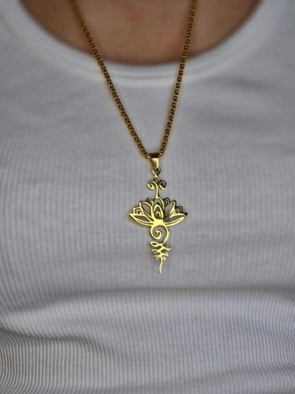 Collier en acier doré avec symbole Unaalome et Lotus – Élégance et spiritualité