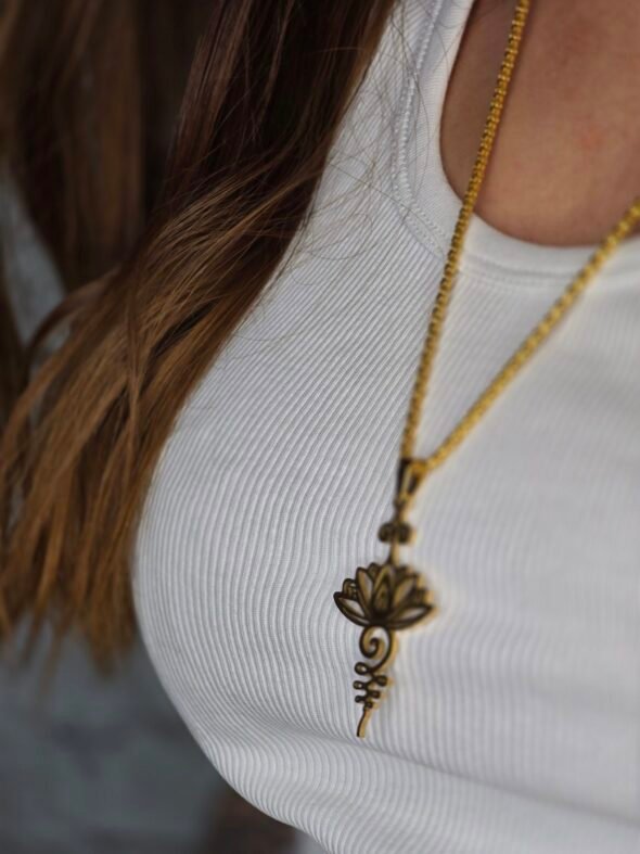 Collier en acier doré avec symbole Unaalome et Lotus – Élégance et spiritualité