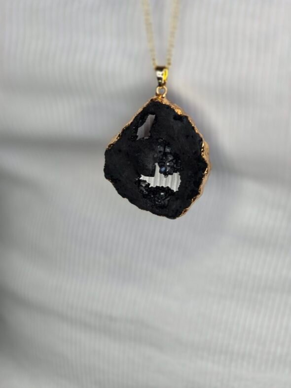 Collier long doré avec Agate noire brute – Protection et force intérieure