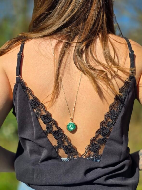 Collier Long Doré avec Mini-Agate Verte Brute – Image 4