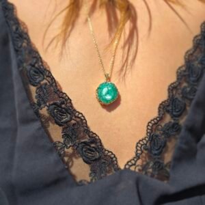 Collier long doré avec mini-Agate verte brute – Harmonie et protection