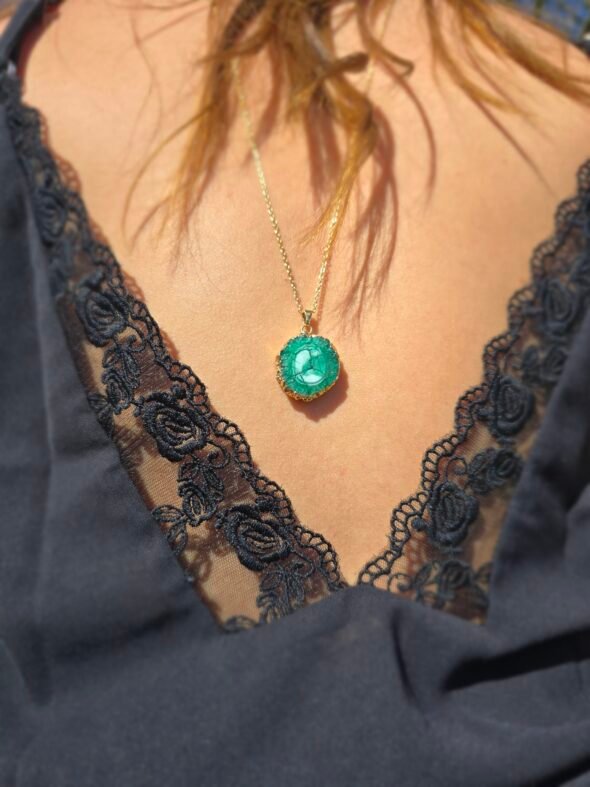 Collier long doré avec mini-Agate verte brute – Harmonie et protection