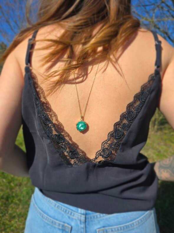 Collier long doré avec mini-Agate verte brute – Harmonie et protection