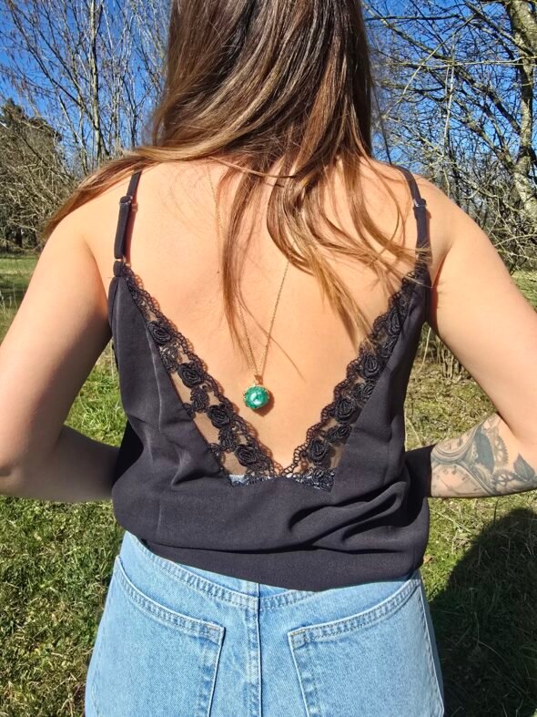 Collier Long Doré avec Mini-Agate Verte Brute – Image 2