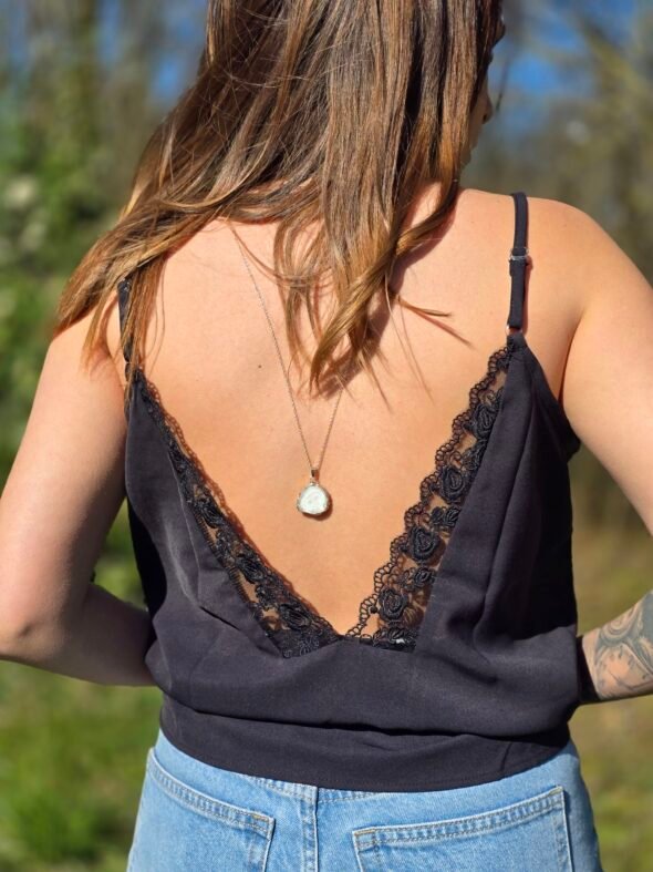 Collier long doré en Quartz naturel – Clarté et énergie pure