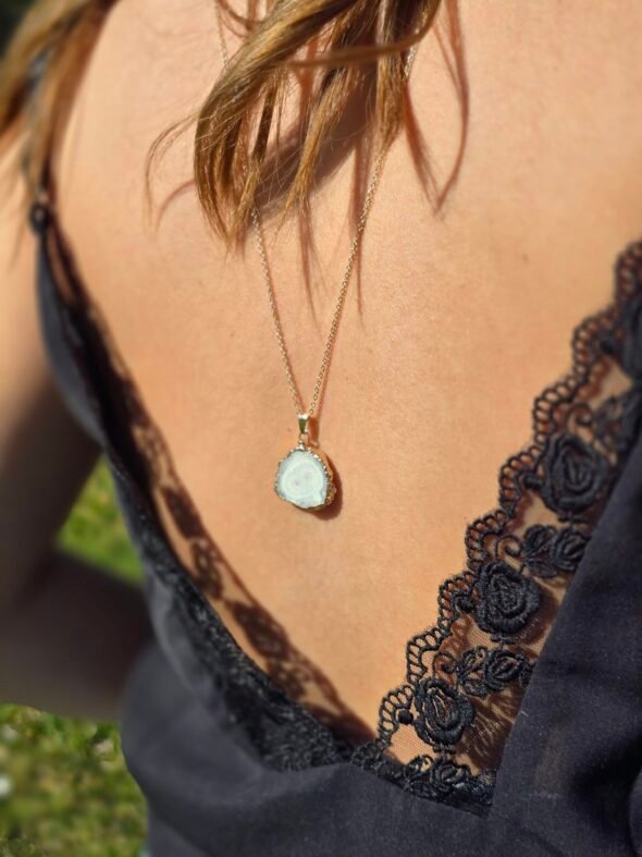 Collier long doré en Quartz naturel – Clarté et énergie pure
