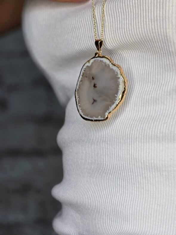 Collier long doré avec agate grise – Image 2