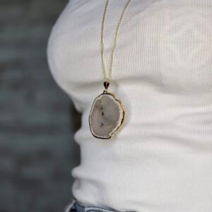 Collier long doré avec Agate grise – Élégance et équilibre énergétique