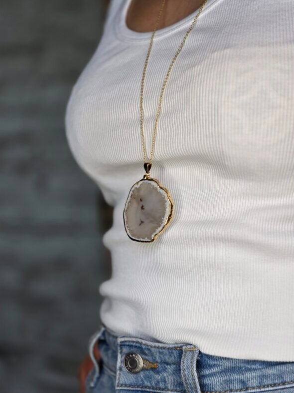 Collier long doré avec Agate grise – Élégance et équilibre énergétique