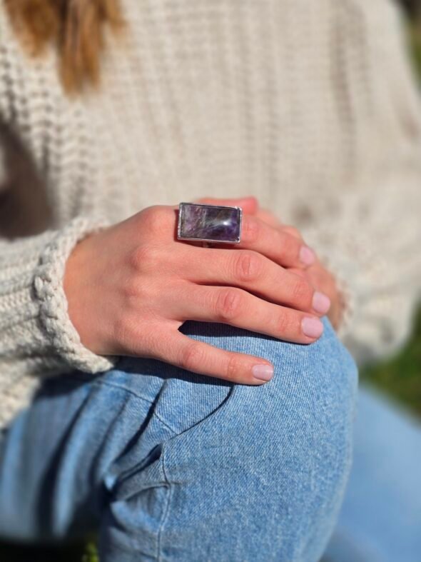 Bague avec grande pierre rectangulaire en Améthyste – Élégance et sérénité