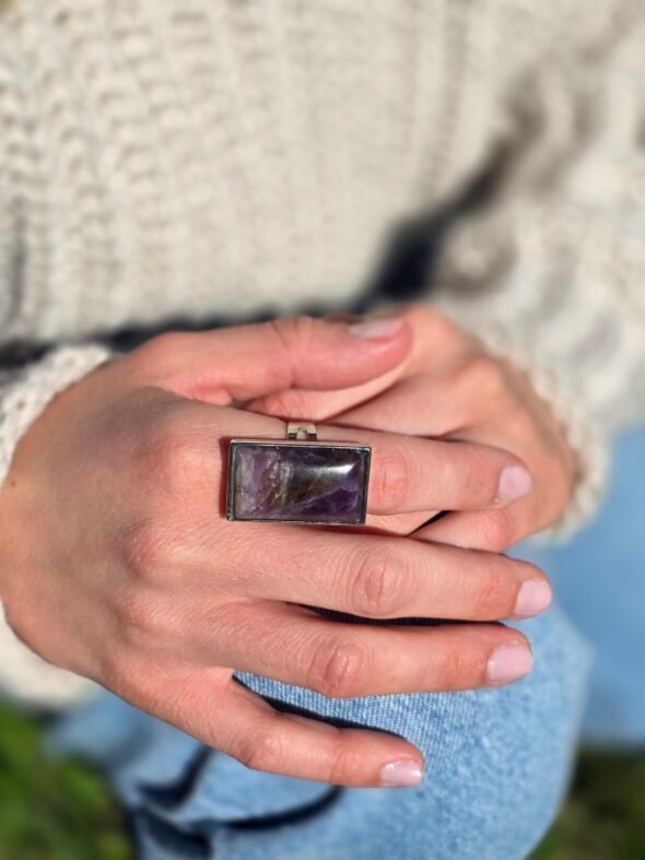 Bague avec grande pierre rectangulaire en Améthyste – Élégance et sérénité