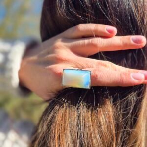 Bague avec grande pierre rectangulaire en Opale – Élégance et éclat mystique