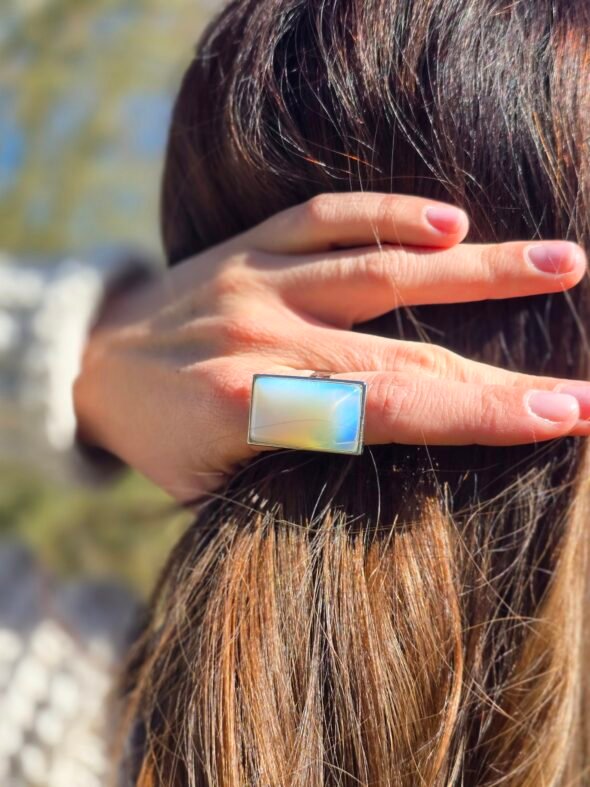 Bague avec grande pierre rectangulaire en Opale – Élégance et éclat mystique