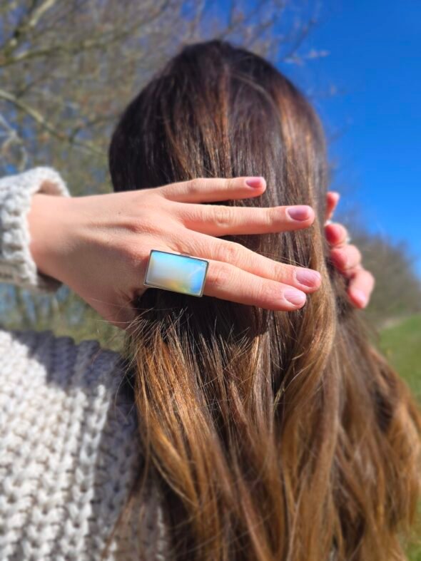 Bague avec grande pierre rectangulaire en Opale – Élégance et éclat mystique