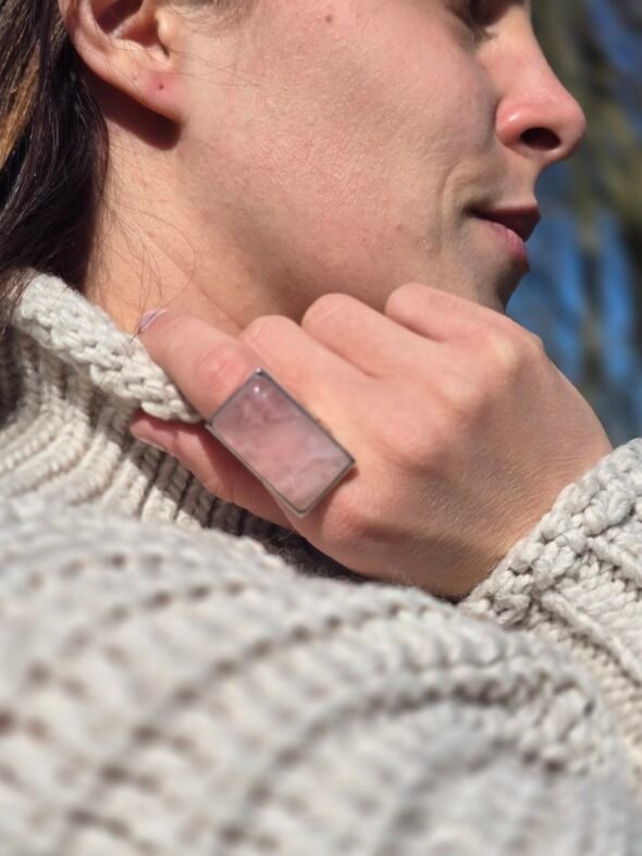 Bague avec grande pierre rectangulaire en Quartz Rose – Douceur et amour