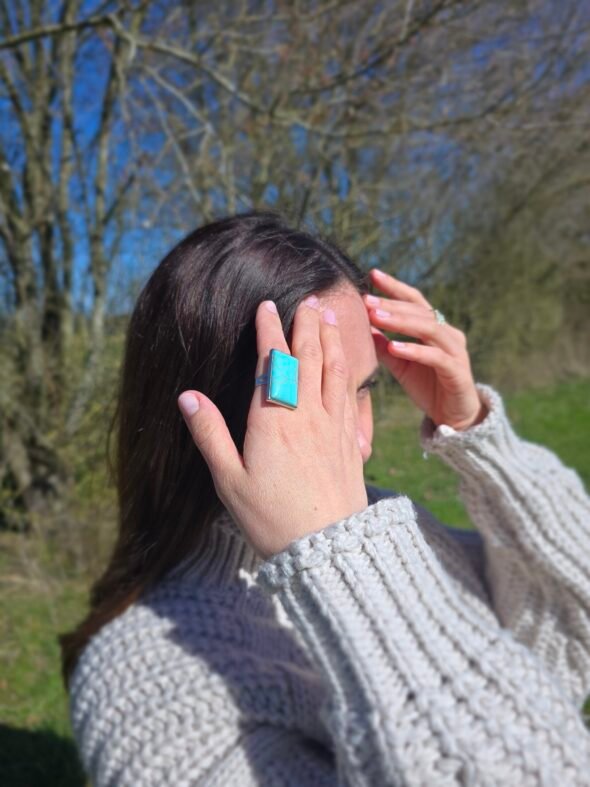 Bague avec grande pierre rectangulaire en Turquoise – Élégance et protection