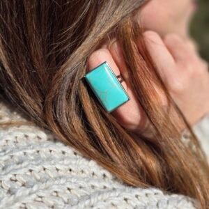 Bague avec grande pierre rectangulaire en Turquoise – Élégance et protection