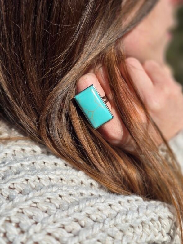 Bague avec grande pierre rectangulaire en Turquoise – Élégance et protection