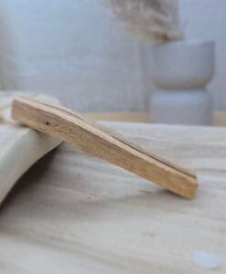 Bâtonnets de bois de Palo Santo posés sur une table naturelle